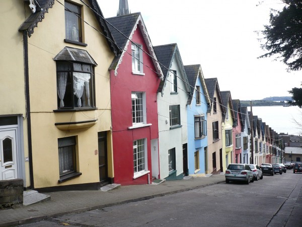 Calle típica de casas coloreadas